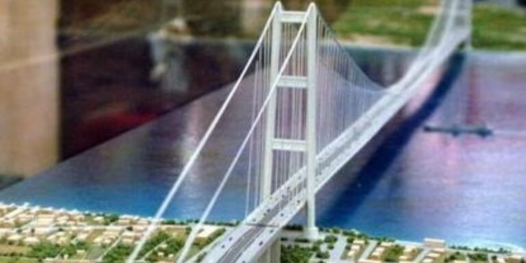 Un'immagine del plastico del ponte sullo stretto di Messina