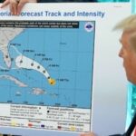 Il presidente degli Stati Uniti Donald Trump osserva una mappa degli uragani sugli Stati Uniti