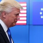 Il presidente degli Stati Uniti Trump e sullo sfondo le bandiere degli USA e dell'Unione Europea