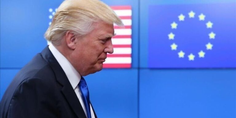 Il presidente degli Stati Uniti Trump e sullo sfondo le bandiere degli USA e dell'Unione Europea
