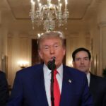 Trump durante una conferenza stampa con Vance e Rubio, tra gli altri