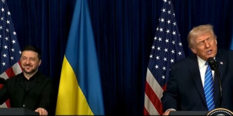 Il presidente ucraino Zelenski sorride mentre Trump dice che Putin vuole il successo dell'Ucraina nella conferenza stampa dopo l'incontro a Mar a Lago, negli Stati Uniti