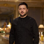 Il presidente ucraino Volodymyr Zelensky in piedi vicino a un albero di Natale