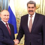Vladimir Putin e Nicolas Maduro si stringono la mano