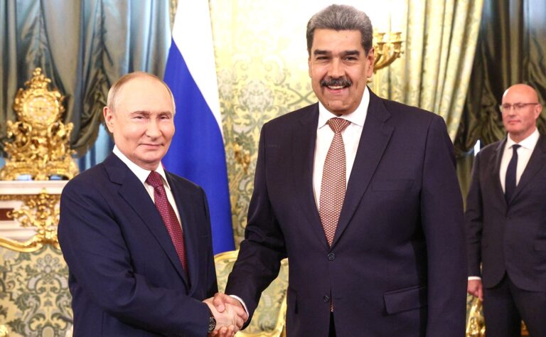 Vladimir Putin e Nicolas Maduro si stringono la mano