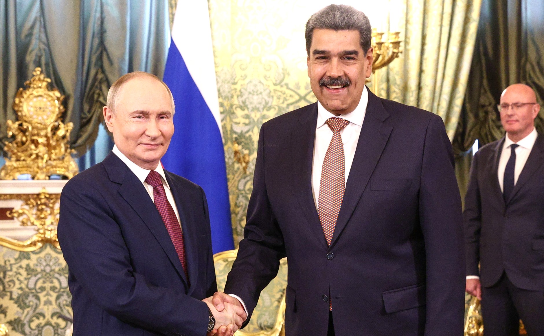 Vladimir Putin e Nicolas Maduro si stringono la mano