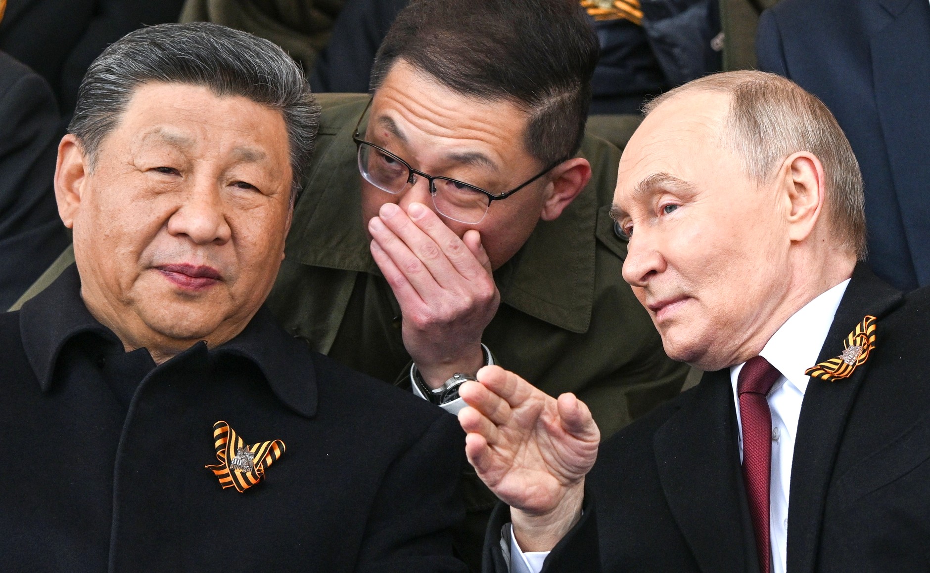 Il presidente russo Vladimir Putin con il segretario generale del Partito comunista cinese Xi Jinping alla parata militare per l'80° anniversario della vittoria nella Grande Guerra Patriottica.