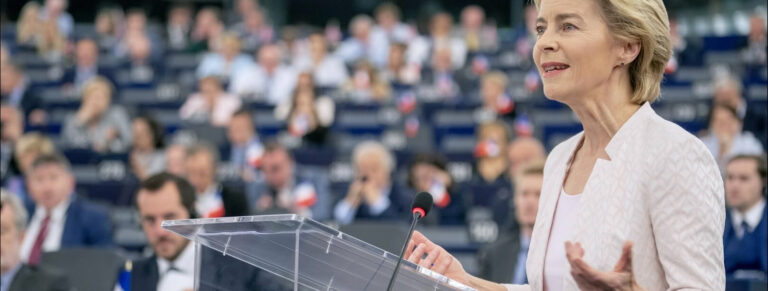La presidente della Commissione Europea Ursula von der Leyen durante un intervento