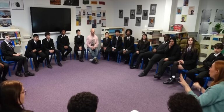 Un incontro in una classe nel Regno Unito sulla violenza di genere