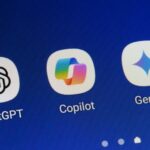Una schermata di un cellulare con le icone di chatgpt, copilot e gemini
