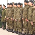 Giovani soldati russi appena reclutati per la guerra in Ucraina schierati in divisa