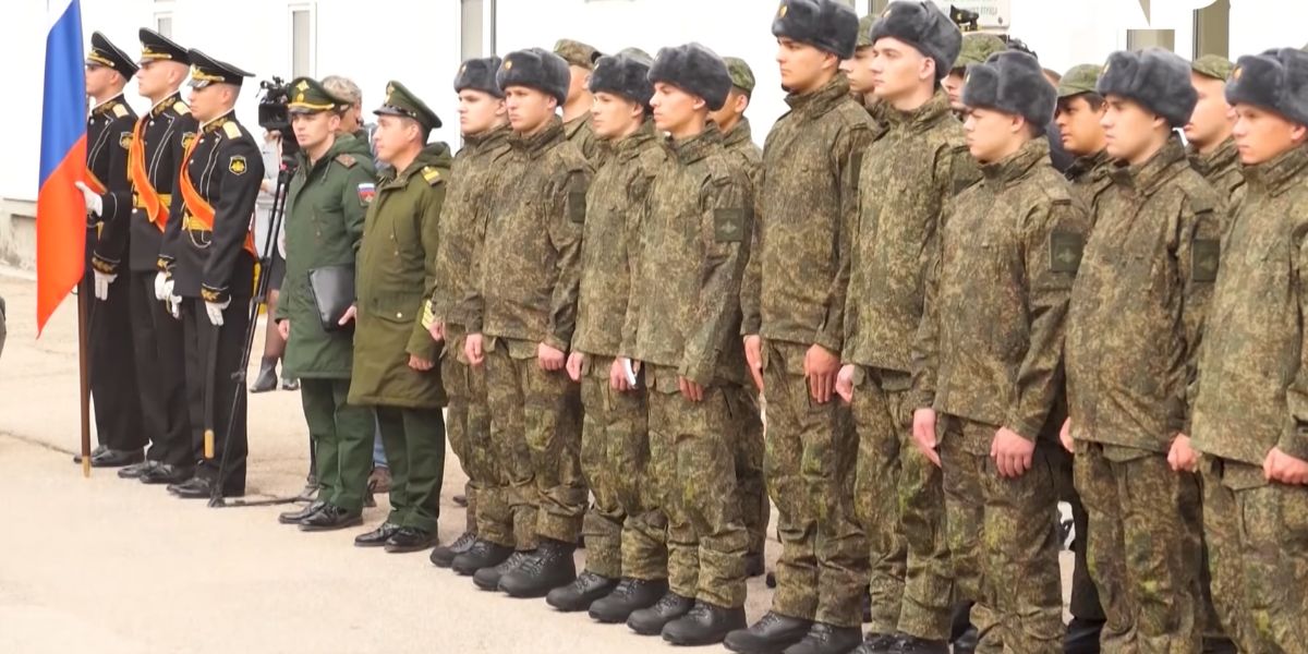 Giovani soldati russi appena reclutati per la guerra in Ucraina schierati in divisa