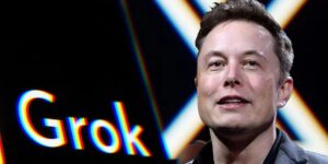 Elon Musk in primo piano, sullo sfondo un pannello con la scritta Grok