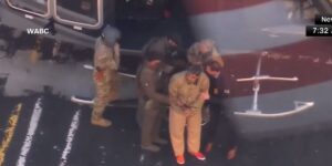 Il presidente venezuelano Maduro in manette viene trasportato su un elicottero