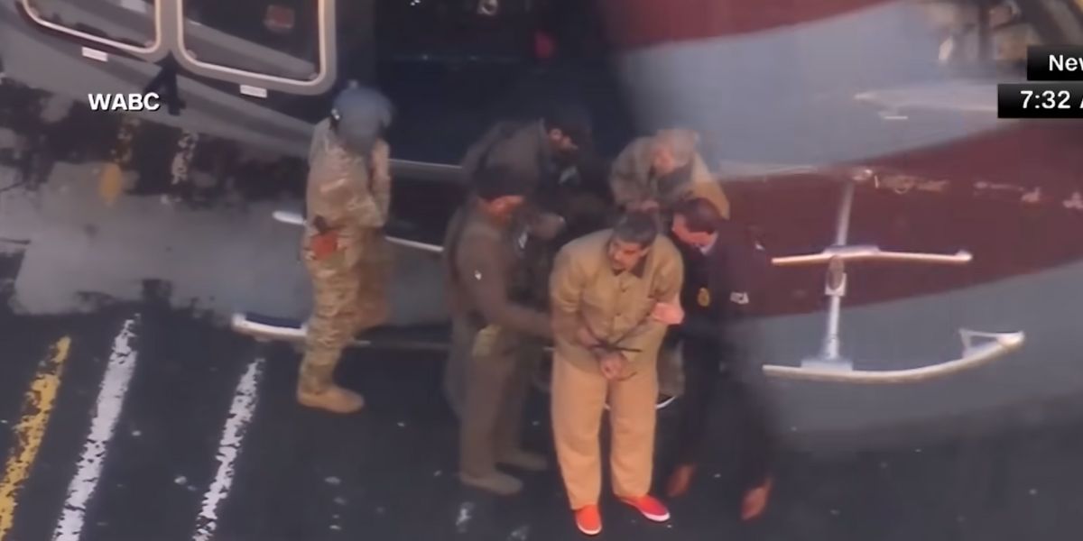 Il presidente venezuelano Maduro in manette viene trasportato su un elicottero