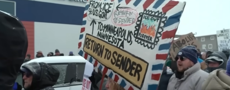 Manifestanti sfilano per le strade di Minneapolis contro l'ICE