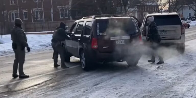 Il momento in cui Renee Nicole Good viene sparata da un agente dell'ICE a Minneapolis