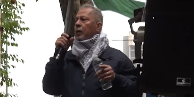 Mohammad Hannoun al microfono durante una manifestazione