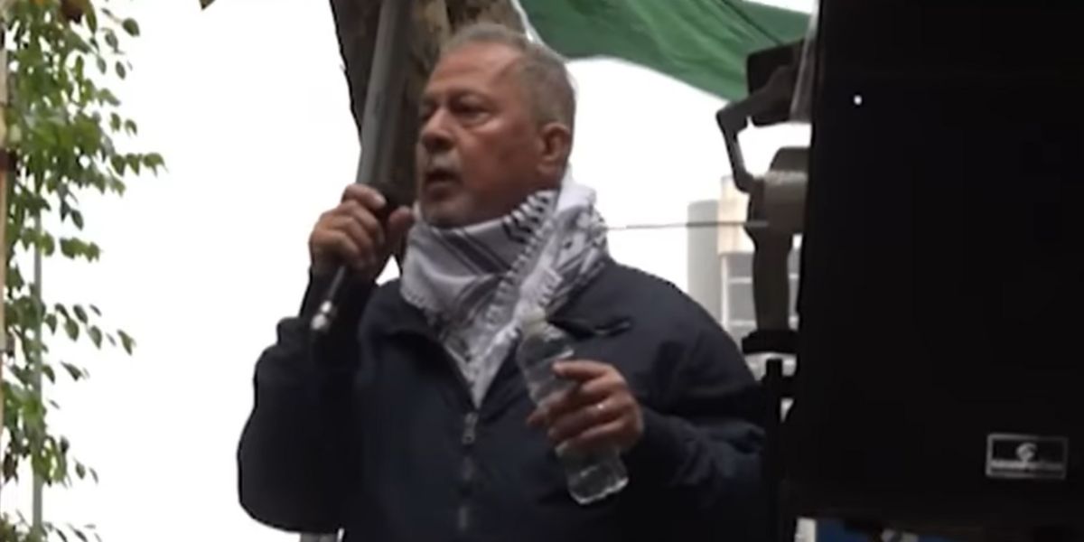 Mohammad Hannoun al microfono durante una manifestazione