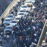 Cittadini iraniani protestano in massa per le strade di Teheran