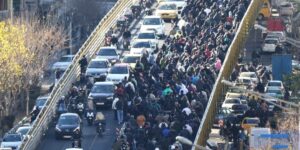 Cittadini iraniani protestano in massa per le strade di Teheran