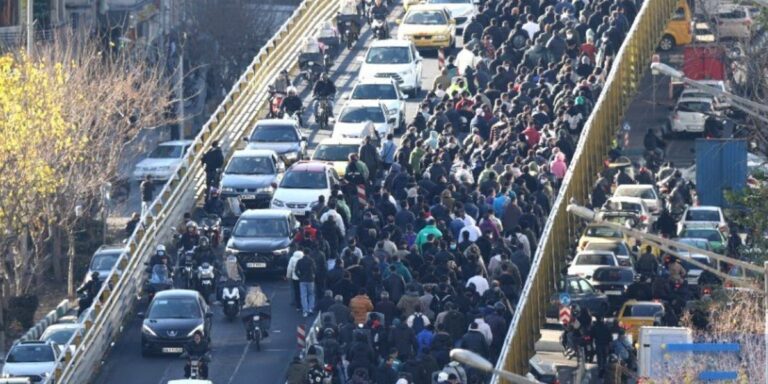 Cittadini iraniani protestano in massa per le strade di Teheran