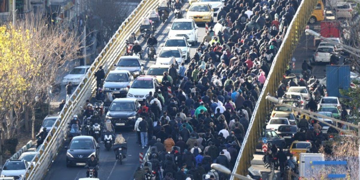 Cittadini iraniani protestano in massa per le strade di Teheran