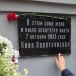 La targa in memoria di Anna Politkovskaja rimessa al posto a quella distrutta da un cittadino russo.