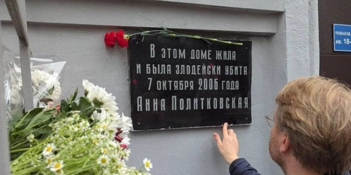 La targa in memoria di Anna Politkovskaja rimessa al posto a quella distrutta da un cittadino russo.