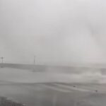 Onde lunghe 16 metri si abbattono su un lungomare siciliano