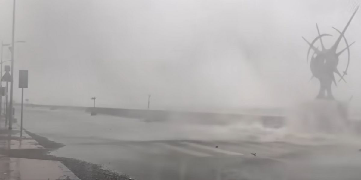 Onde lunghe 16 metri si abbattono su un lungomare siciliano