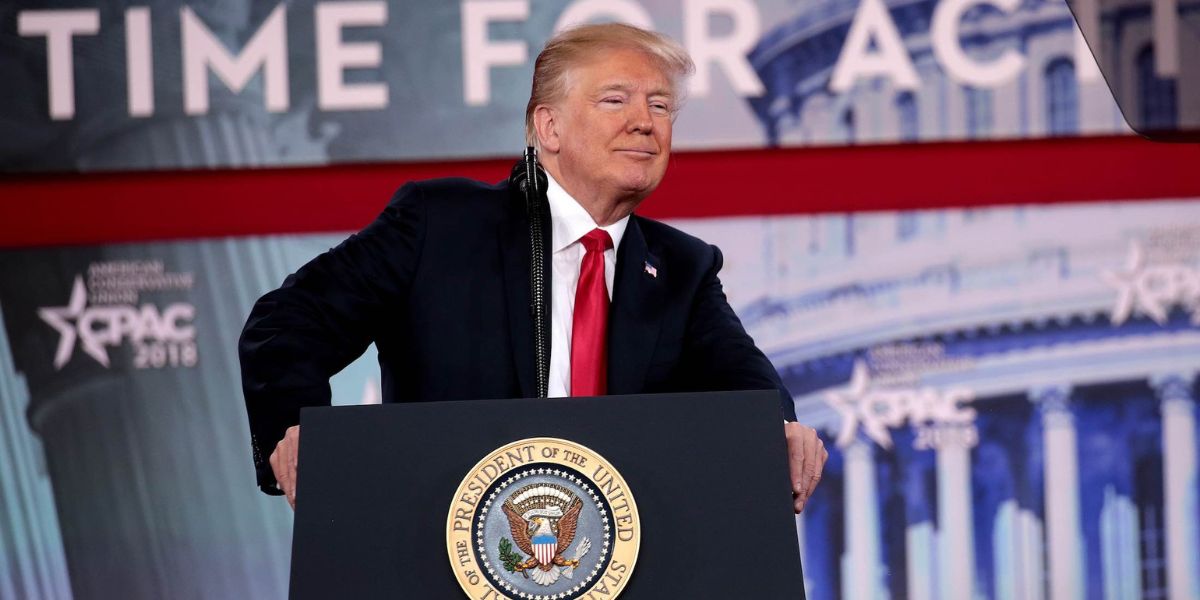 Il presidente USA Trump e dietro la scritta Time for Action