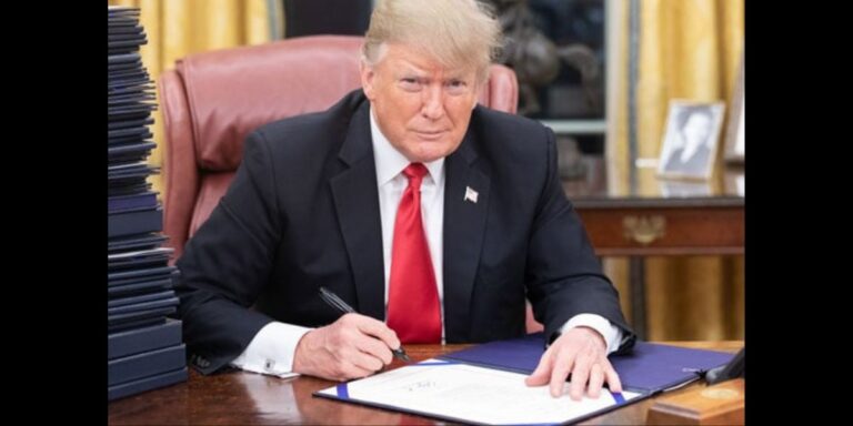 Trump mentre firma decreti di ordini esecutivi