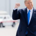 Il presidente USA Trump con un pugno chiuso