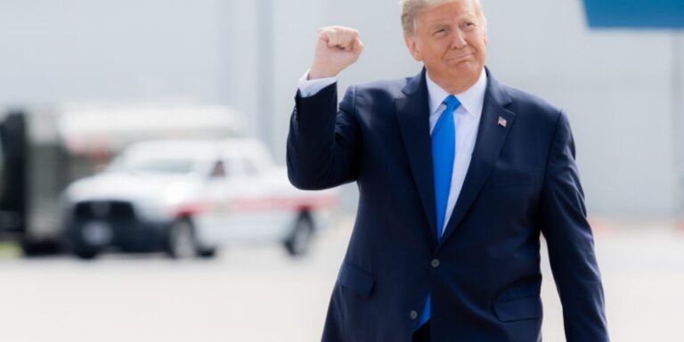 Il presidente USA Trump con un pugno chiuso