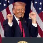 Trump con gli occhi chiusi, una smorfia, e i pugni chiusi