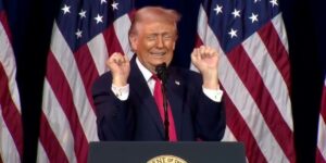 Trump con gli occhi chiusi, una smorfia, e i pugni chiusi