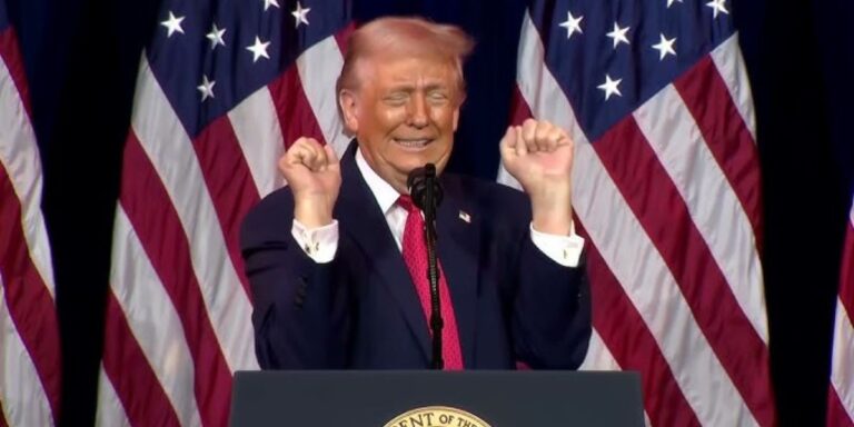 Trump con gli occhi chiusi, una smorfia, e i pugni chiusi